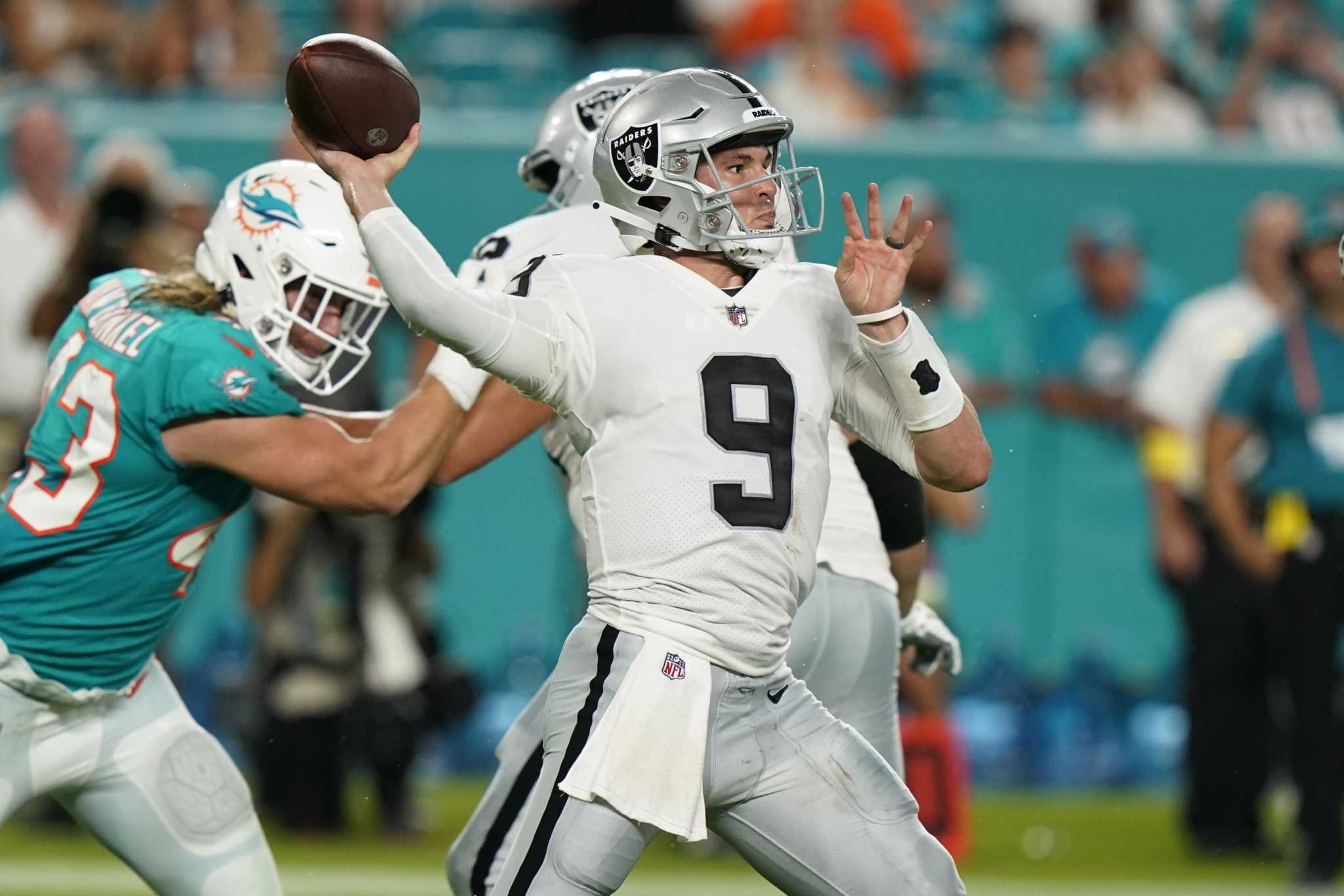 Raiders bench QB Carr, will start Stidham for final 2 games