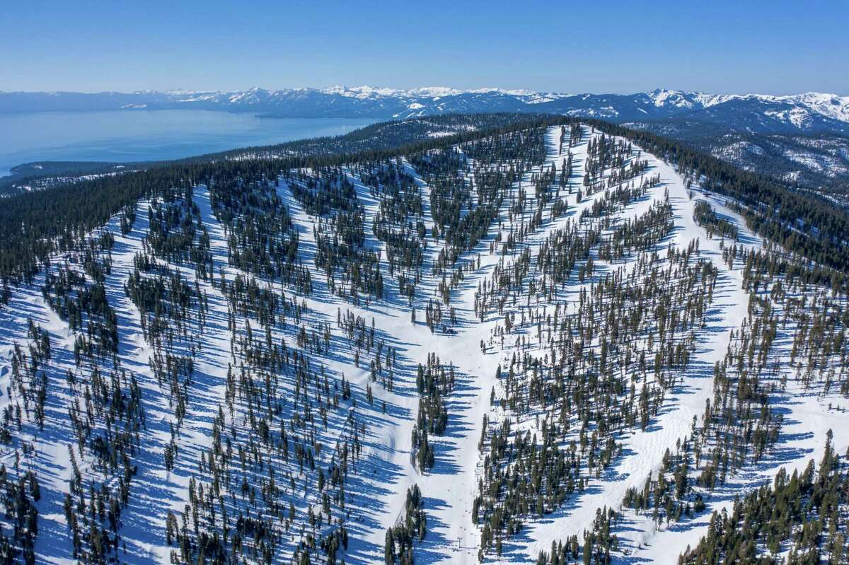 北太浩湖北星加利福尼亚度假村的冬季景观。
