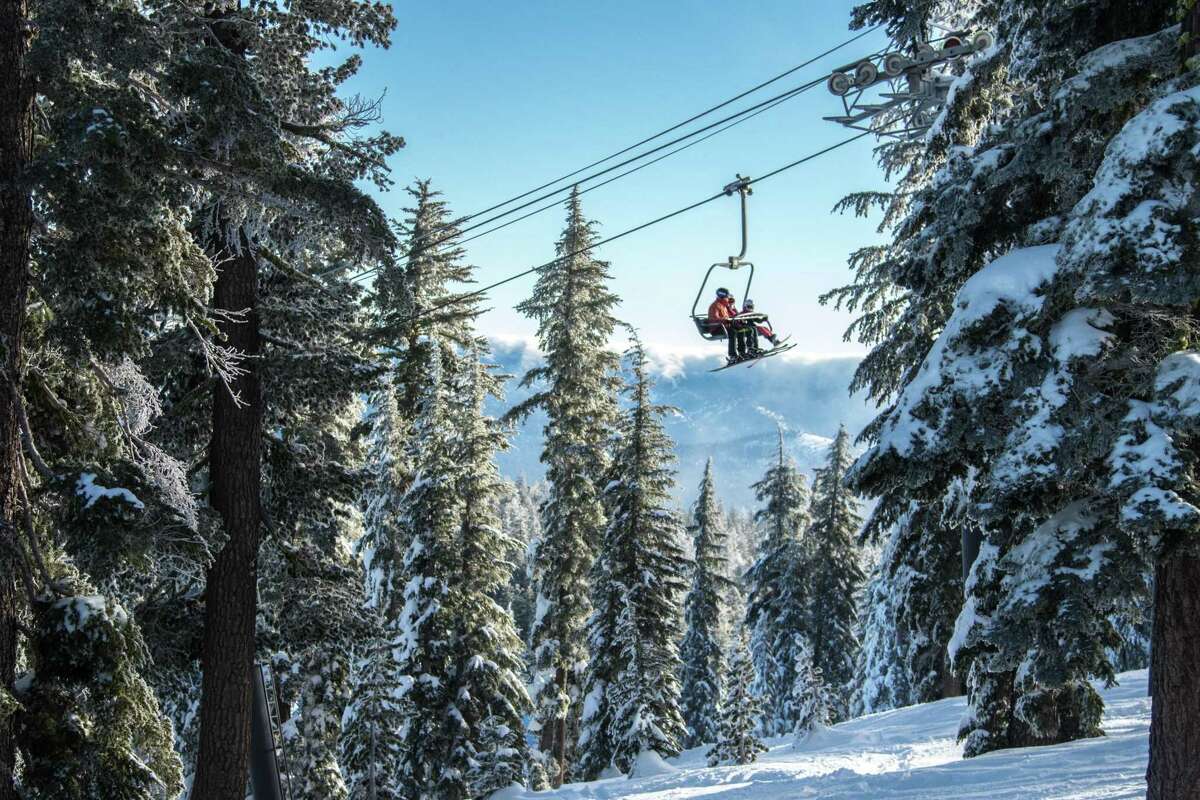 去年冬季，在太浩湖的北极星加州滑雪场，滑雪者乘坐缆车上山。