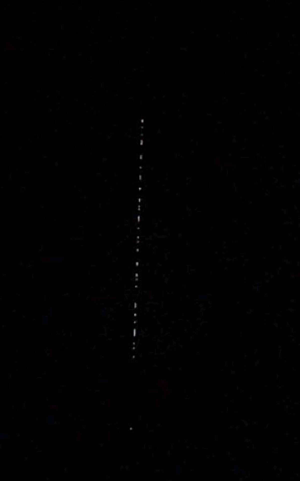 شوهد خط واحد من أشعة الضوء الخاصة بأقمار ستارلينك التابعة لإيلون ماسك والتي أطلقتها شركة سبيس إكس في السماء في اسطنبول ، تركيا في 24 يوليو 2022.