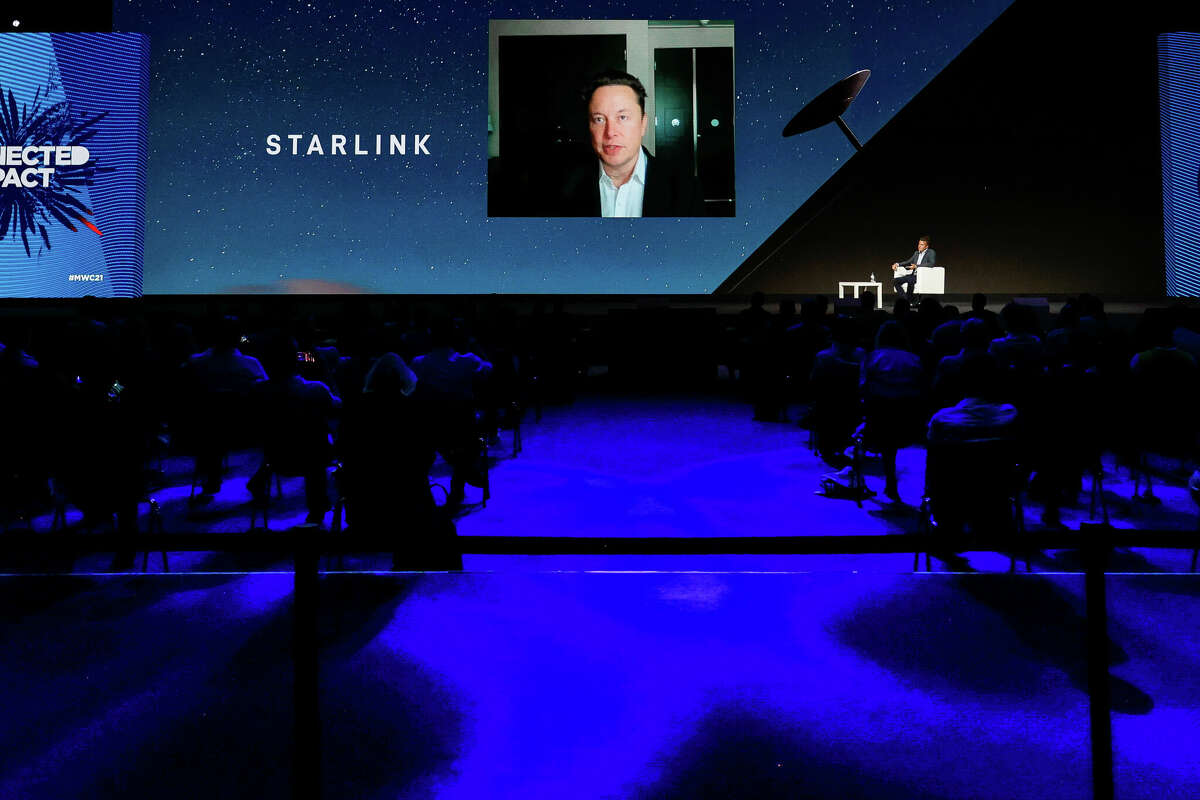 تحدث Elon Musk ، كبير المهندسين في SpaceX ، عن مشروع Starlink في MWC hybrid Keynote خلال اليوم الثاني من المؤتمر العالمي للجوال (MWC) في برشلونة ، في 29 يونيو 2021 في برشلونة ، إسبانيا.