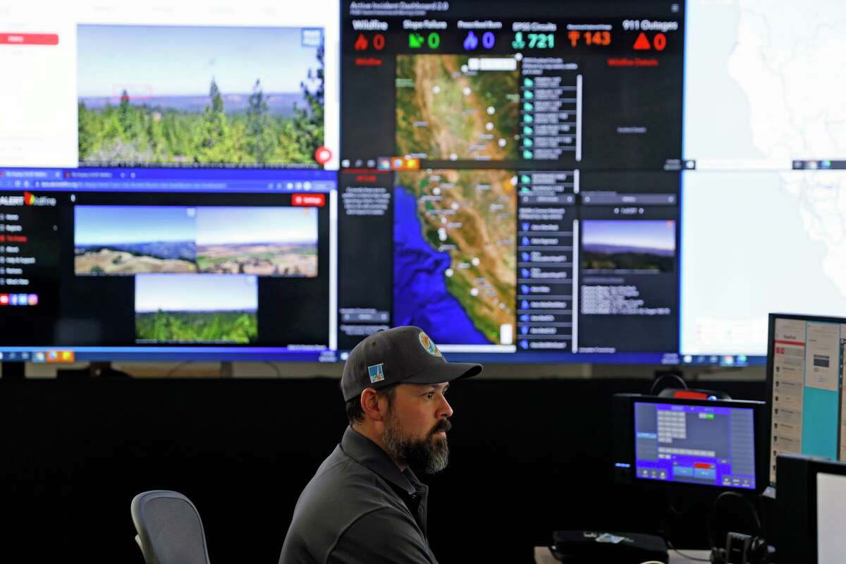 克里斯托弗·邓肯-希伊在圣拉蒙的PG&E危险意识和预警中心监测野火和其他风险。