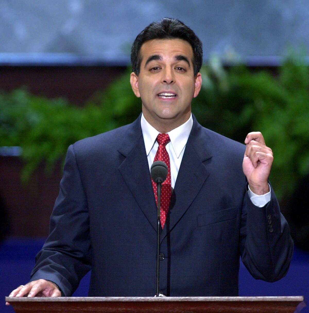 Hector Barreto speaks at the Republican National Convention in 2000. He was indicted last year by a San Antonio federal grand jury.