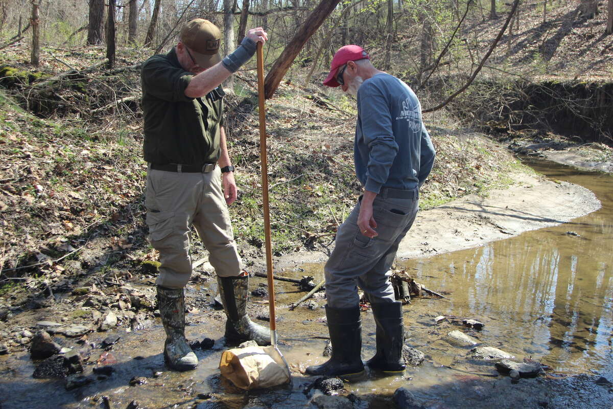 Volunteers sampling for macroinvertebrates at the Illinois RiverWatch training day. 