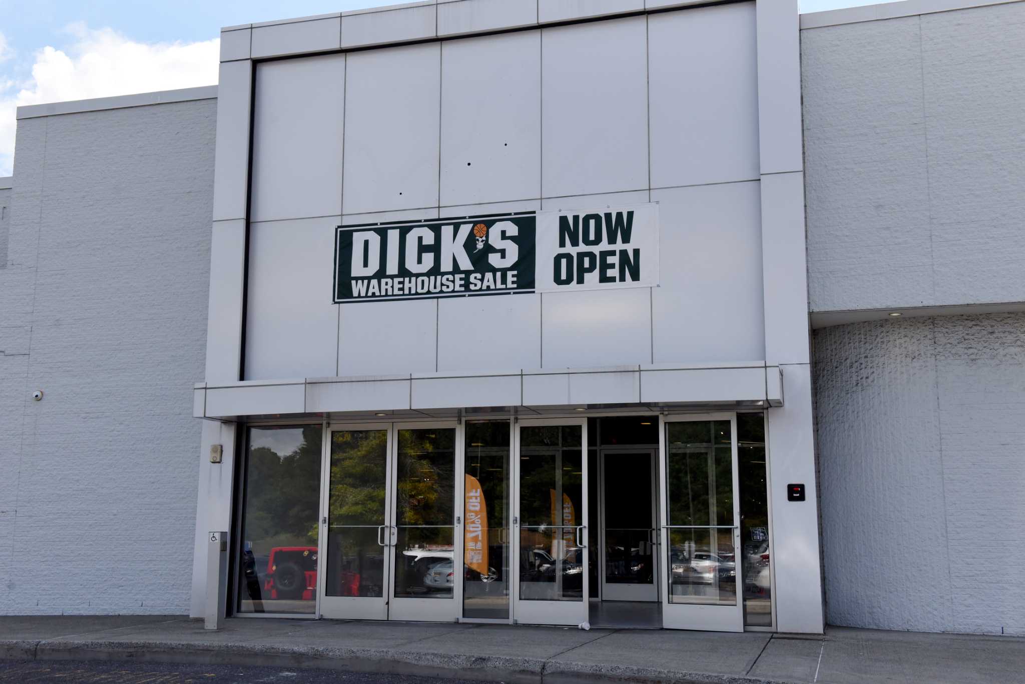 Dicks Sporting Goods opens Warehouse Sale Store in Crossgates