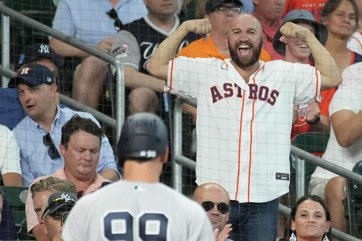 Yankees fans throw garbage at Guardians outfielders after win