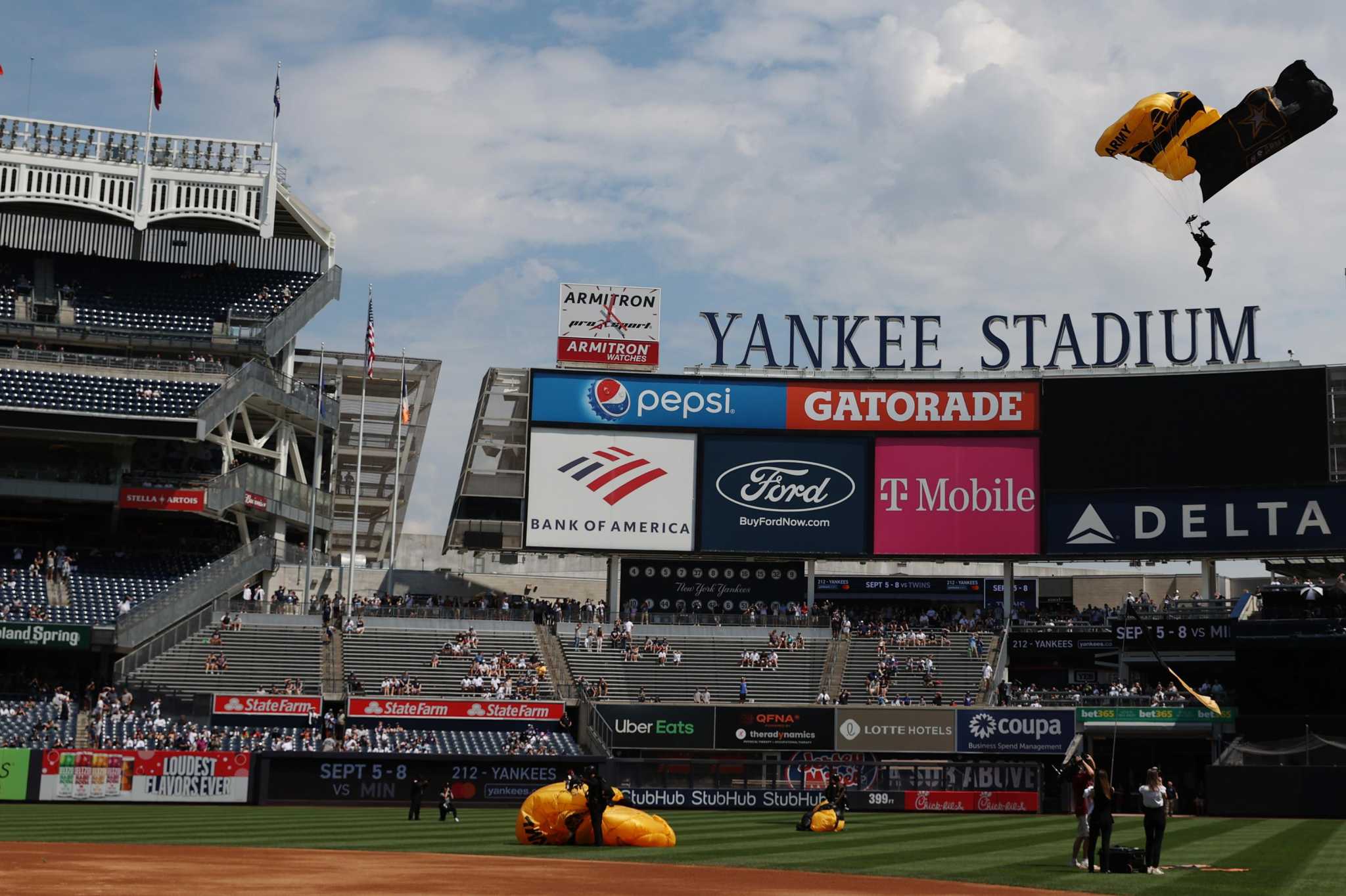 Giants Glitzy 2023 Schedule Features Opening Day At Yankee Stadium 