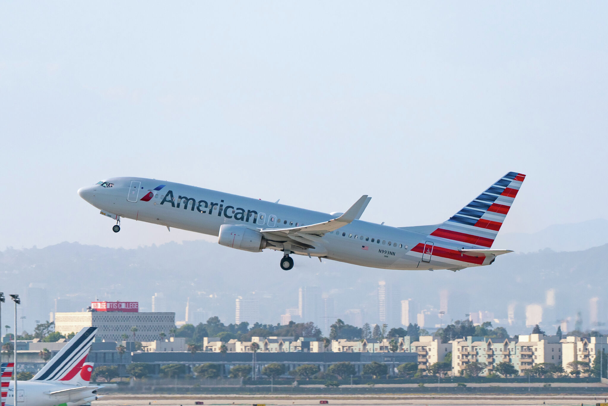 What are American Airlines' personal item restrictions? - Vimarsana News