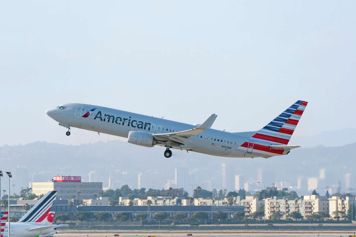 What are American Airlines’ personal item restrictions?