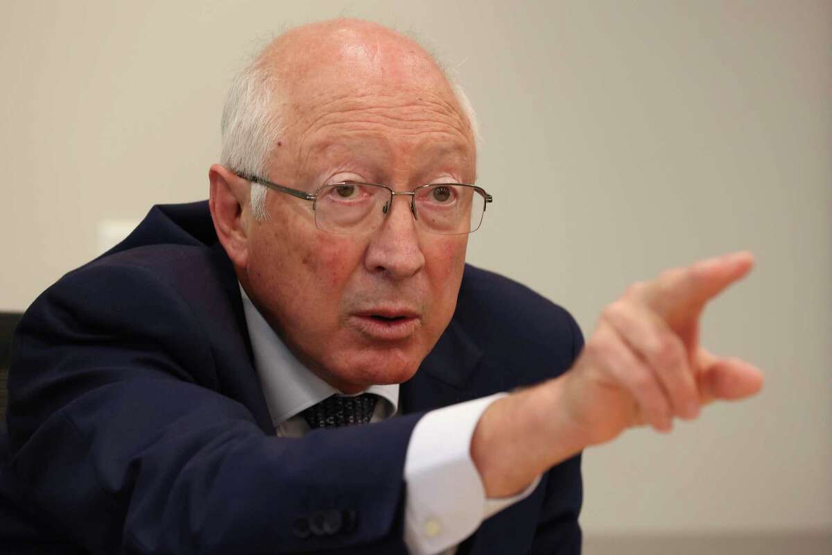 El embajador de Estados Unidos en México, Ken Salazar, habla con el consejo editorial de San Antonio Express-News el miércoles.