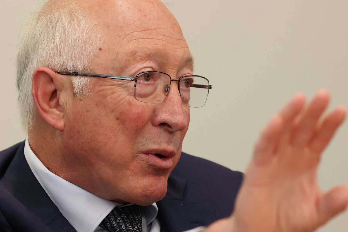 El embajador de Estados Unidos en México, Ken Salazar, habla con el consejo editorial de San Antonio Express-News el miércoles.