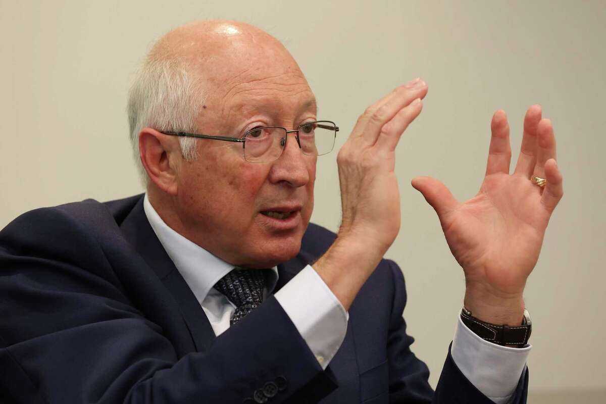 El embajador de Estados Unidos en México, Ken Salazar, habla con el consejo editorial de San Antonio Express-News el miércoles.