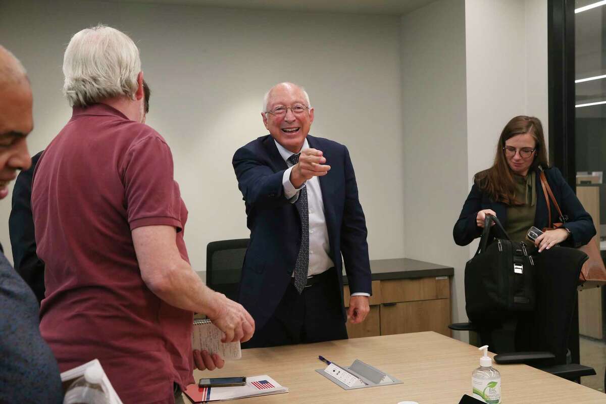 El embajador de Estados Unidos en México, Ken Salazar, concluye una reunión con el consejo editorial del San Antonio Express-News el miércoles.