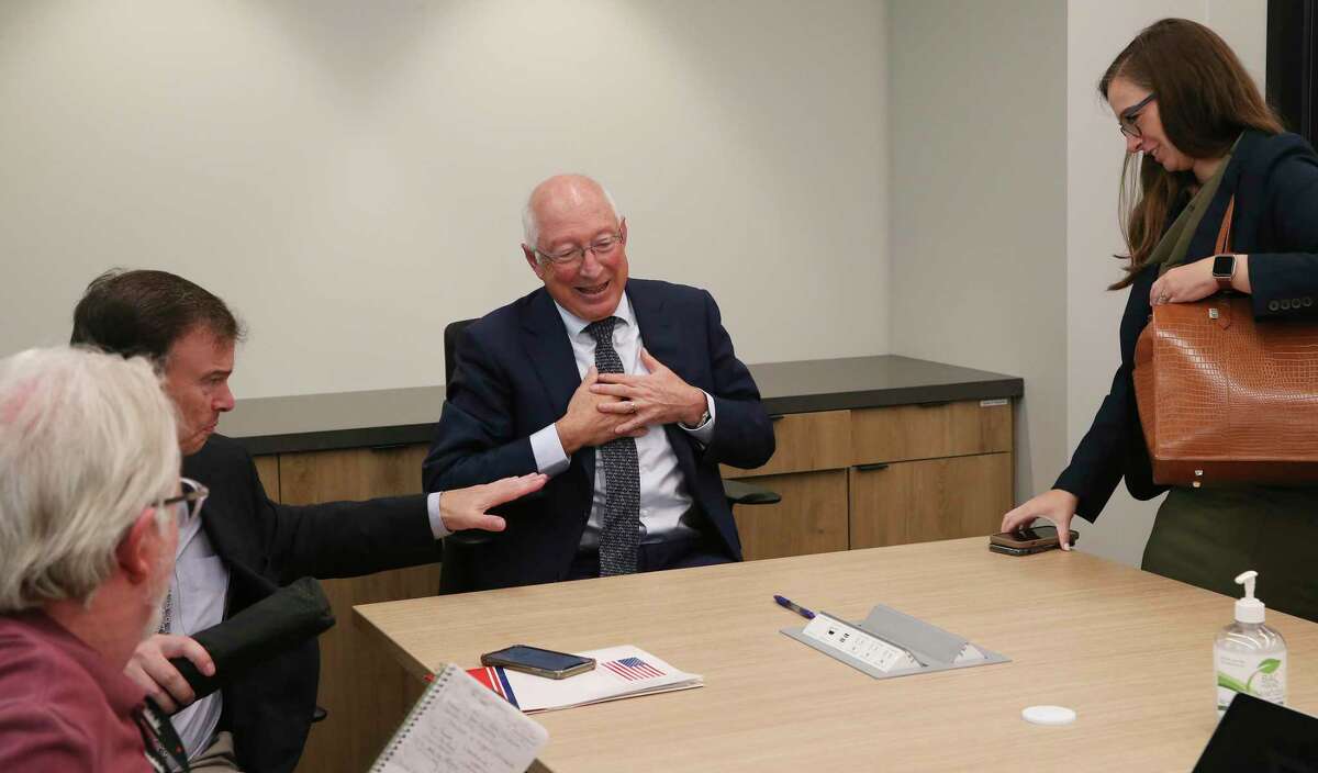 El embajador de Estados Unidos en México, Ken Salazar, concluye una reunión con el consejo editorial del San Antonio Express-News el miércoles.