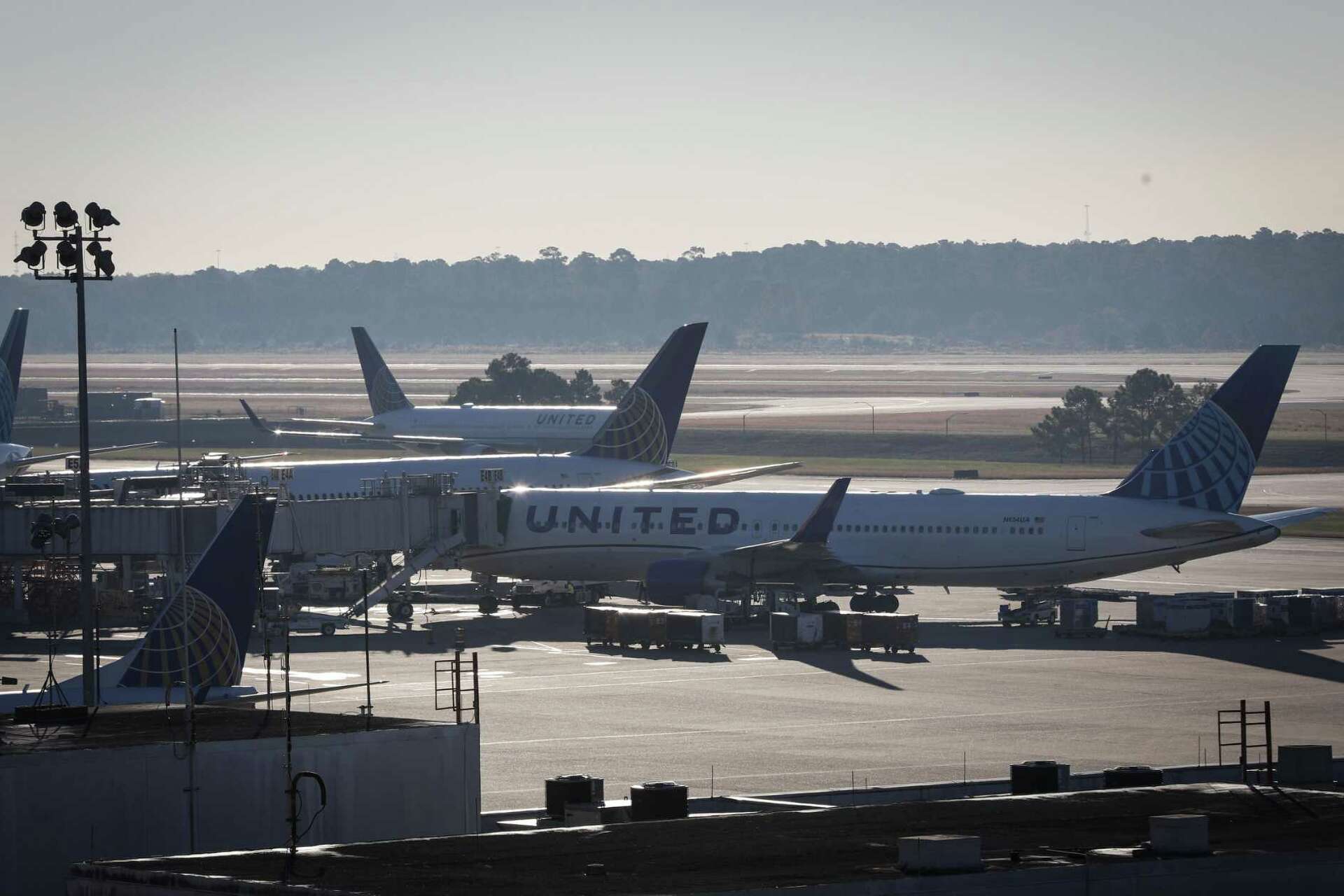 Houston airport delays: Hundreds of flights delayed at IAH Hobby