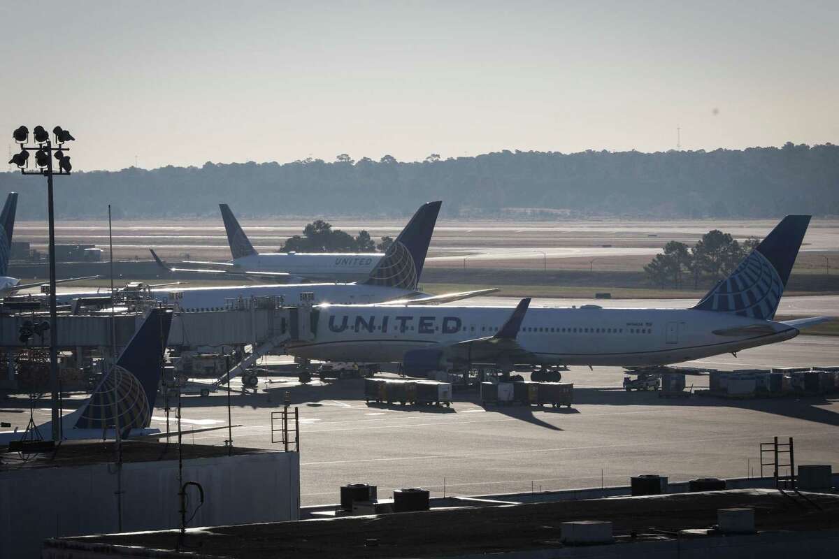 Story photo for Hundreds of flights delayed at Hobby, IAH airports after FAA outage