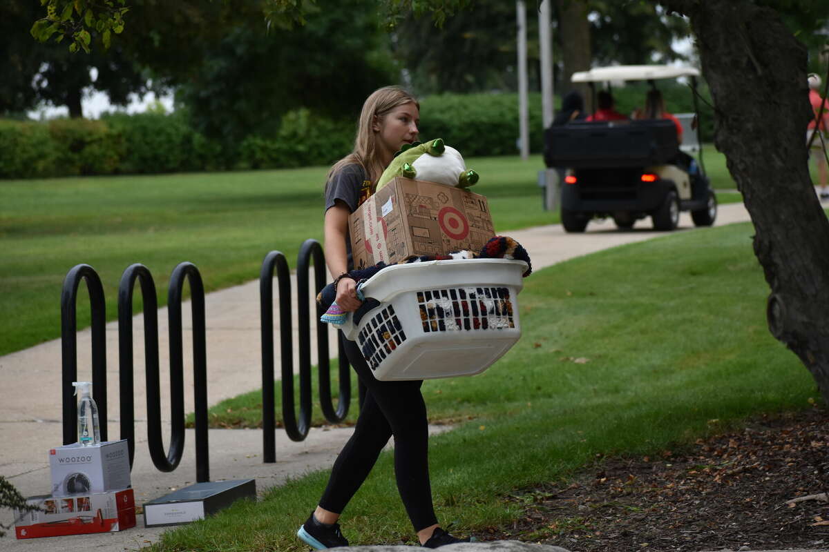 Ferris State students begin moving into dorms despite rain