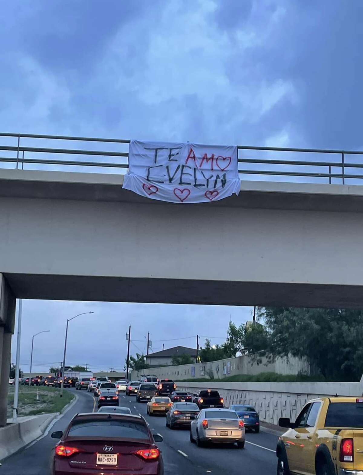 Banner in busy Guadalupe St. that appeared on the morning of Thursday, Aug. 25, 2022. The banner reads "Te AMo Evelyn", or "I Love You Evelyn" in Englush.