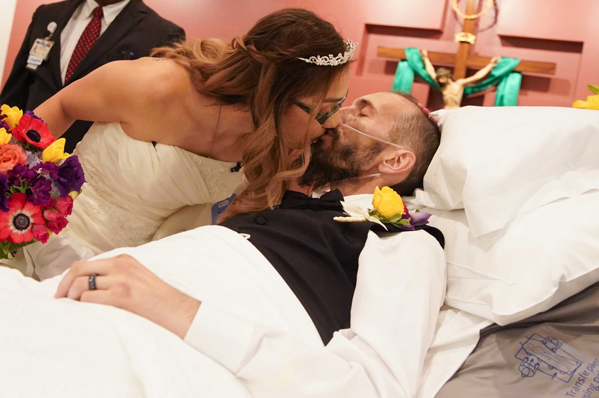 Texas man says 'I do' after finding out he has days to live - Vimarsana News