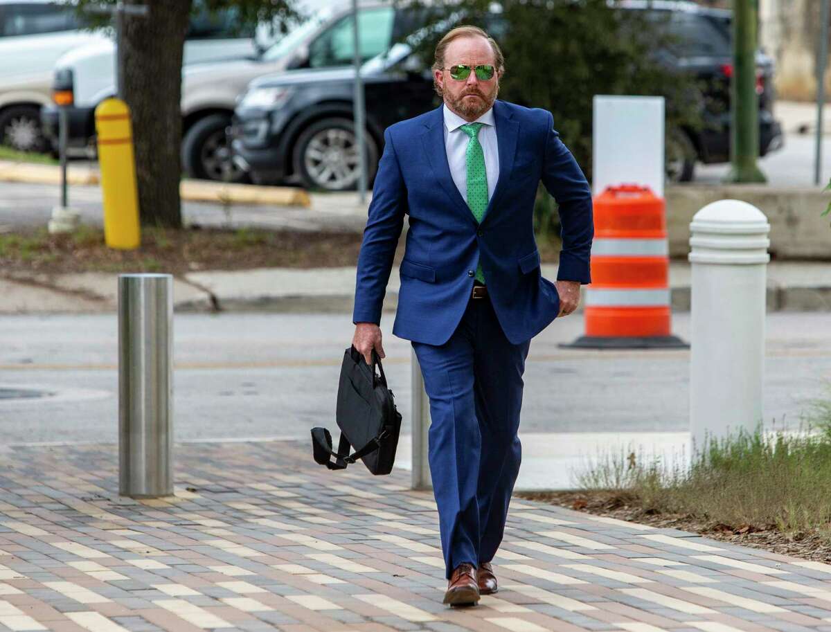 Ronald “Wayne” Schroeder, a former executive with a Bank of San Antonio subsidiary who masterminded a scheme that cost the bank $13 million, walks, Thursday, Aug. 25, 2022, into the San Antonio federal courthouse before his sentencing for the crime.