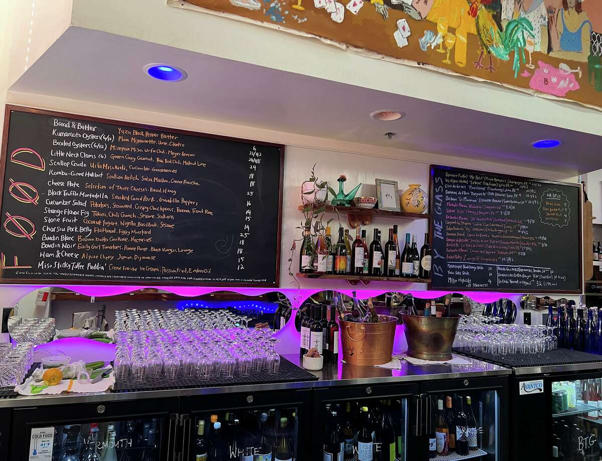 奥克兰新开的天然葡萄酒酒吧Slug因自动收取服务费的方式而受到批评。
