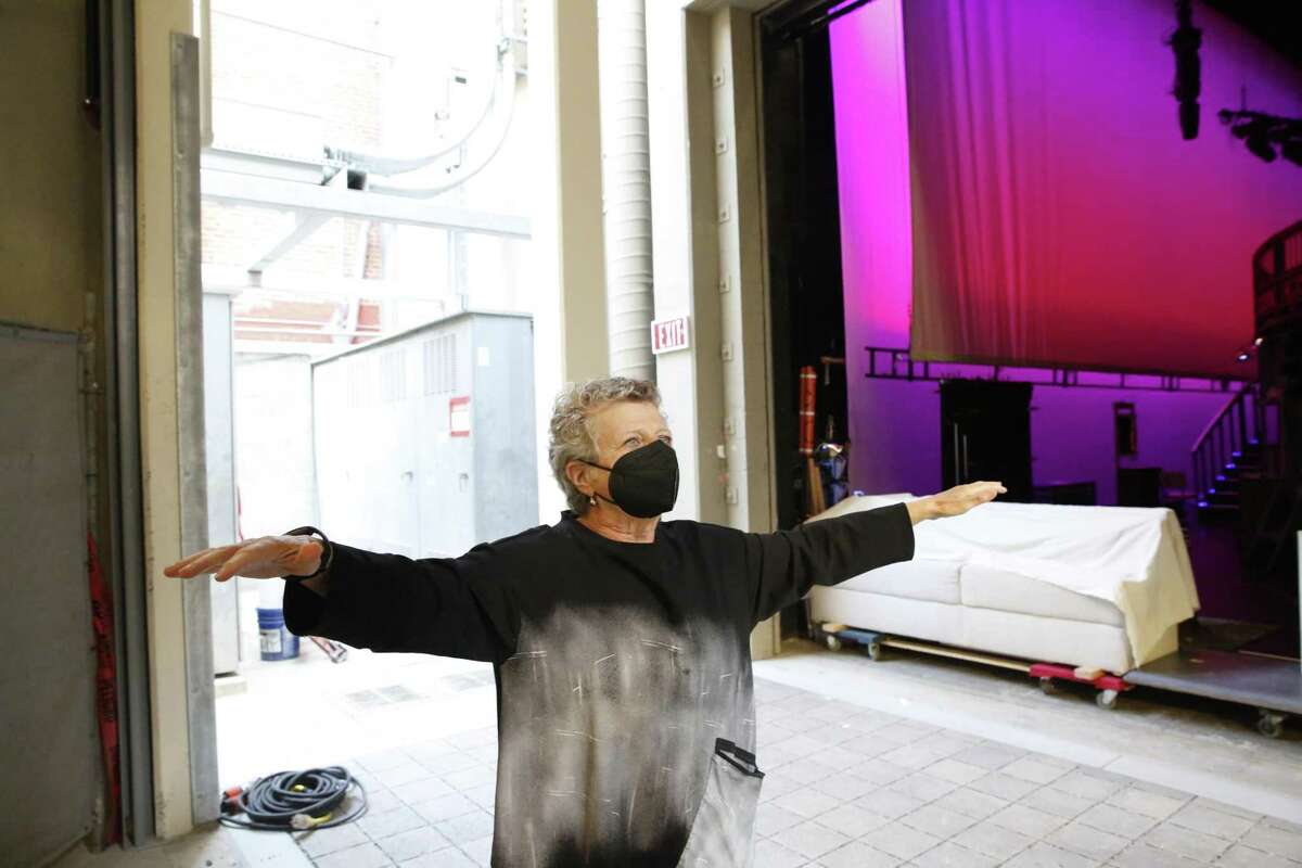 سوزي ميداك ، المديرة العامة لمسرح بيركلي ريبيرتوري المنتهية ولايته ، تقف في النسيم بين مركز ميداك (يسار) ومسرح روضة.