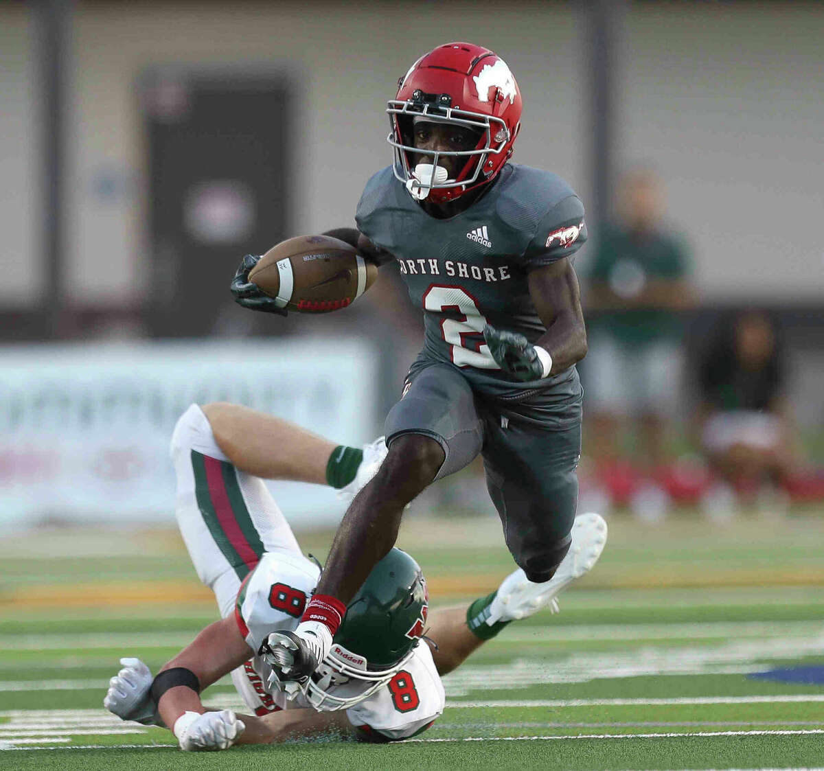 North Shore Mustangs rout The Woodlands Highlanders