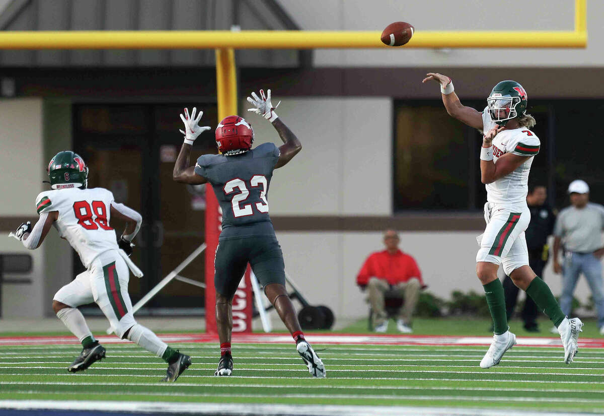 North Shore Mustangs rout The Woodlands Highlanders