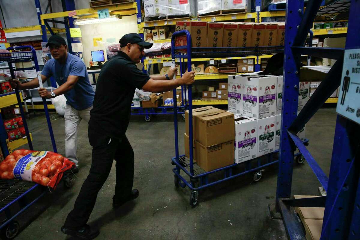 Zareen的雇员Rigoberto Garcia在圣何塞的Restaurant Depot买油。