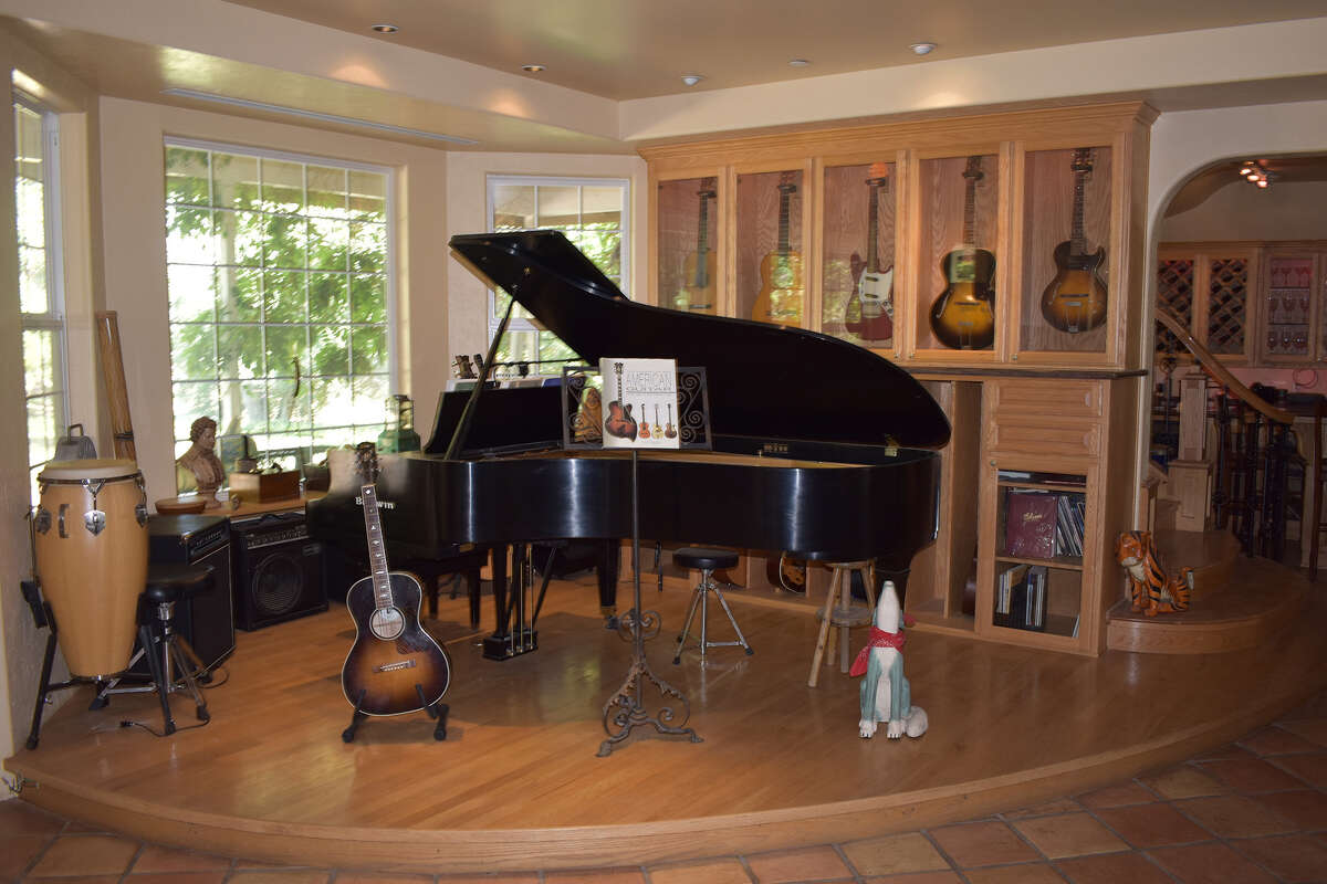 Sinatra, and a whole lot of other folks, sang here. Visitors to the Reynolds-Fisher family ranch in Creston, Calif. were greeted with the same piano that the great crooners of yore sang at while performing at Debbie Reynolds' Las Vegas showroom and casino. 