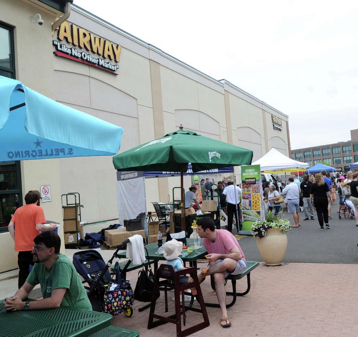 Caraluzzi’s to open grocery store in Danbury on NY border