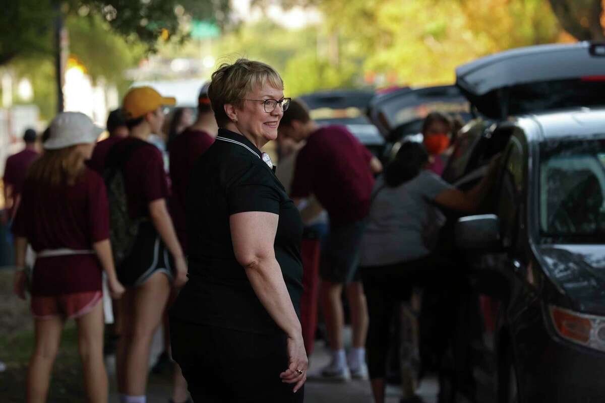 Trinity University’s new president, Vanessa Beasley, greets parents and first-year students during move-in day at the campus Aug. 19. Beasley is Trinity’s first female president.