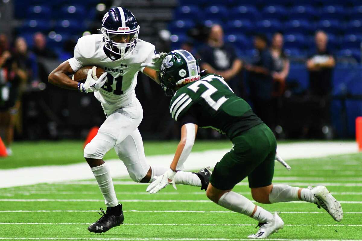 Smithson Valley’s T.J. Hunt moves the ball down field in the second quarter of Saturday’s game against Reagan during the Pigskin Classic at the Alamodome.