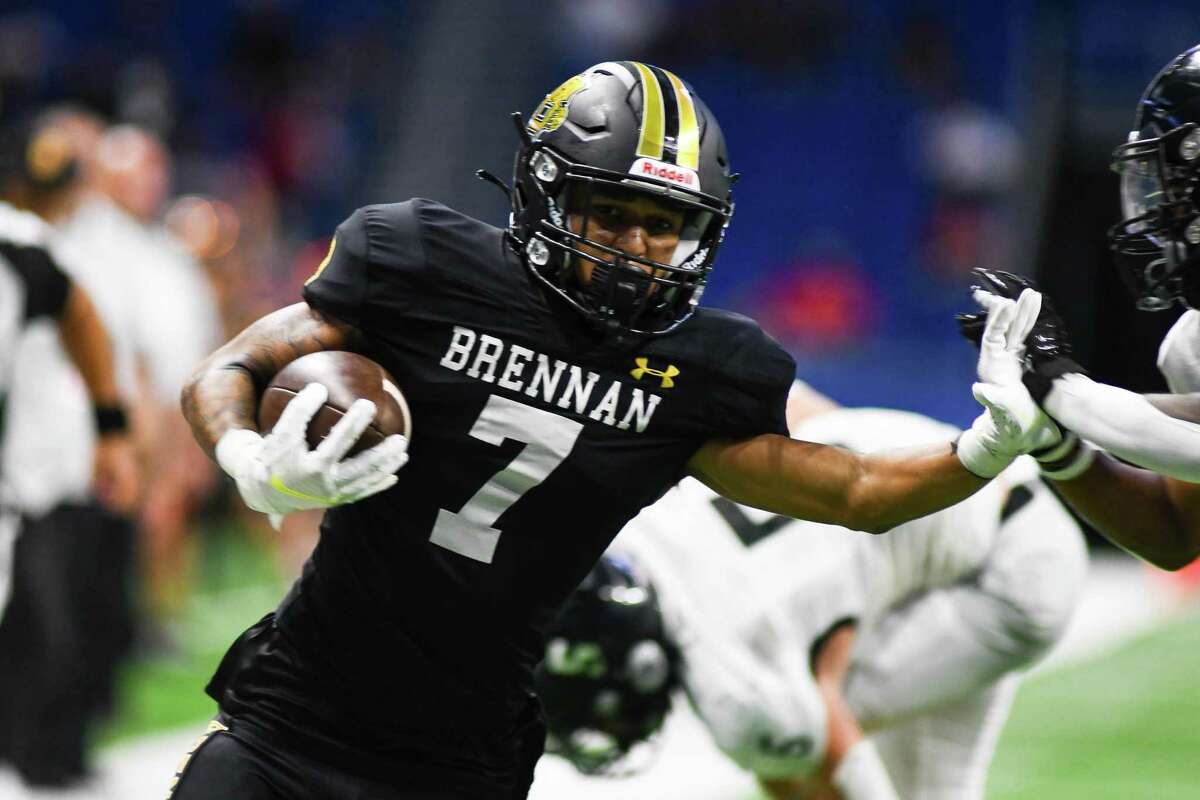 Brennan’s Avron Carter runs the ball into the end zone in the first quarter of Saturday’s game against Steele during the KSAT Pigskin Classic at the Alamodome on Aug. 28, 2022.