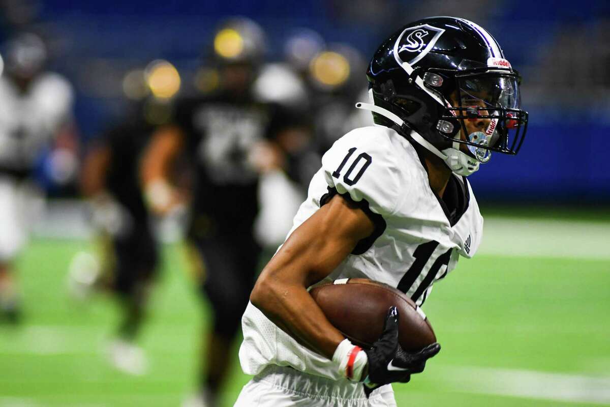 Steele’s Jalen Cooper moves the ball down field in the third quarter of Saturday’s game against Brennan during the KSAT Pigskin Classic at the Alamodome on Aug. 28, 2022.