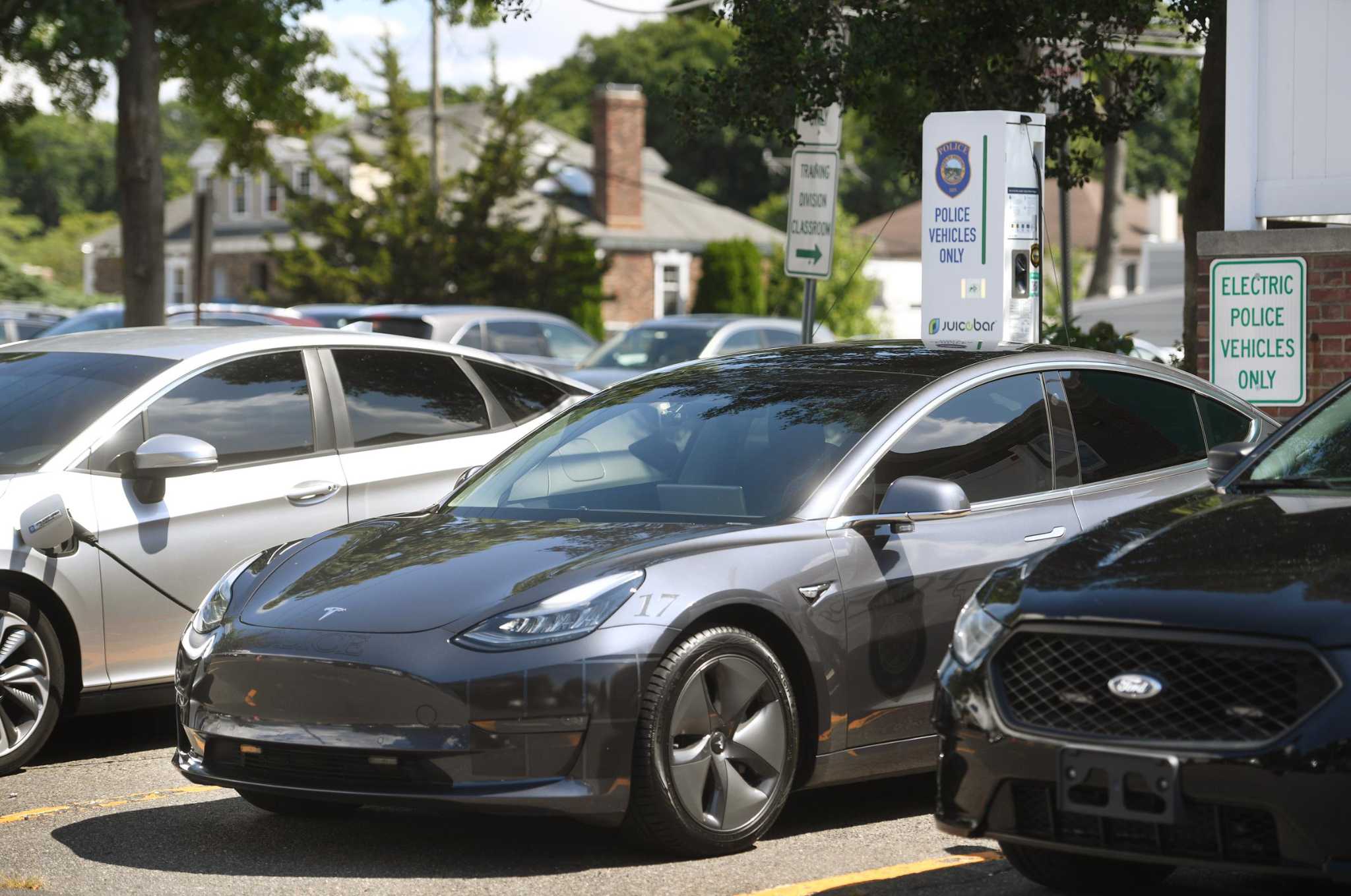 Recent bus fire doesn't deter Westport in getting more electric vehicles, officials say - Vimarsana News