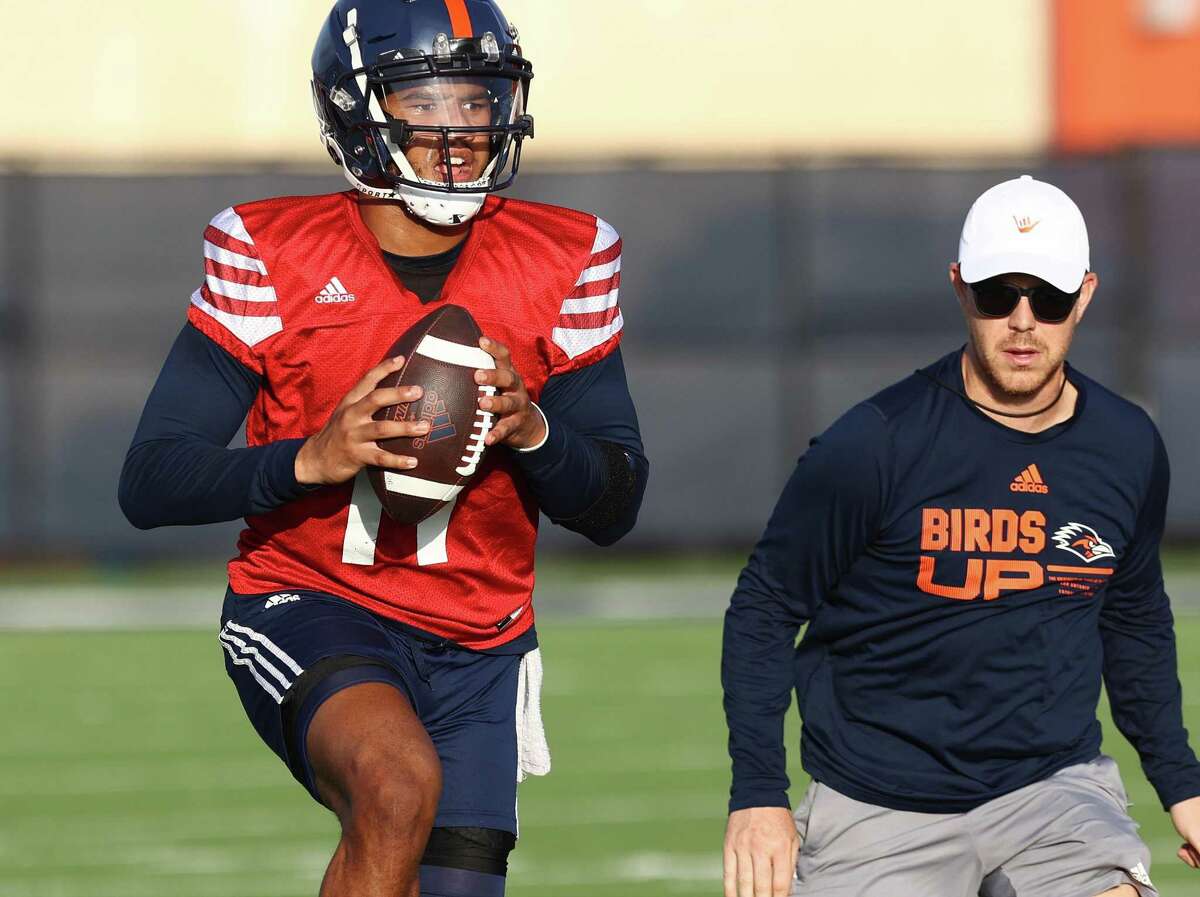 UTSA offensive coordinator Will Stein, right, is leaving to join Dan Lanning’s staff at Oregon.