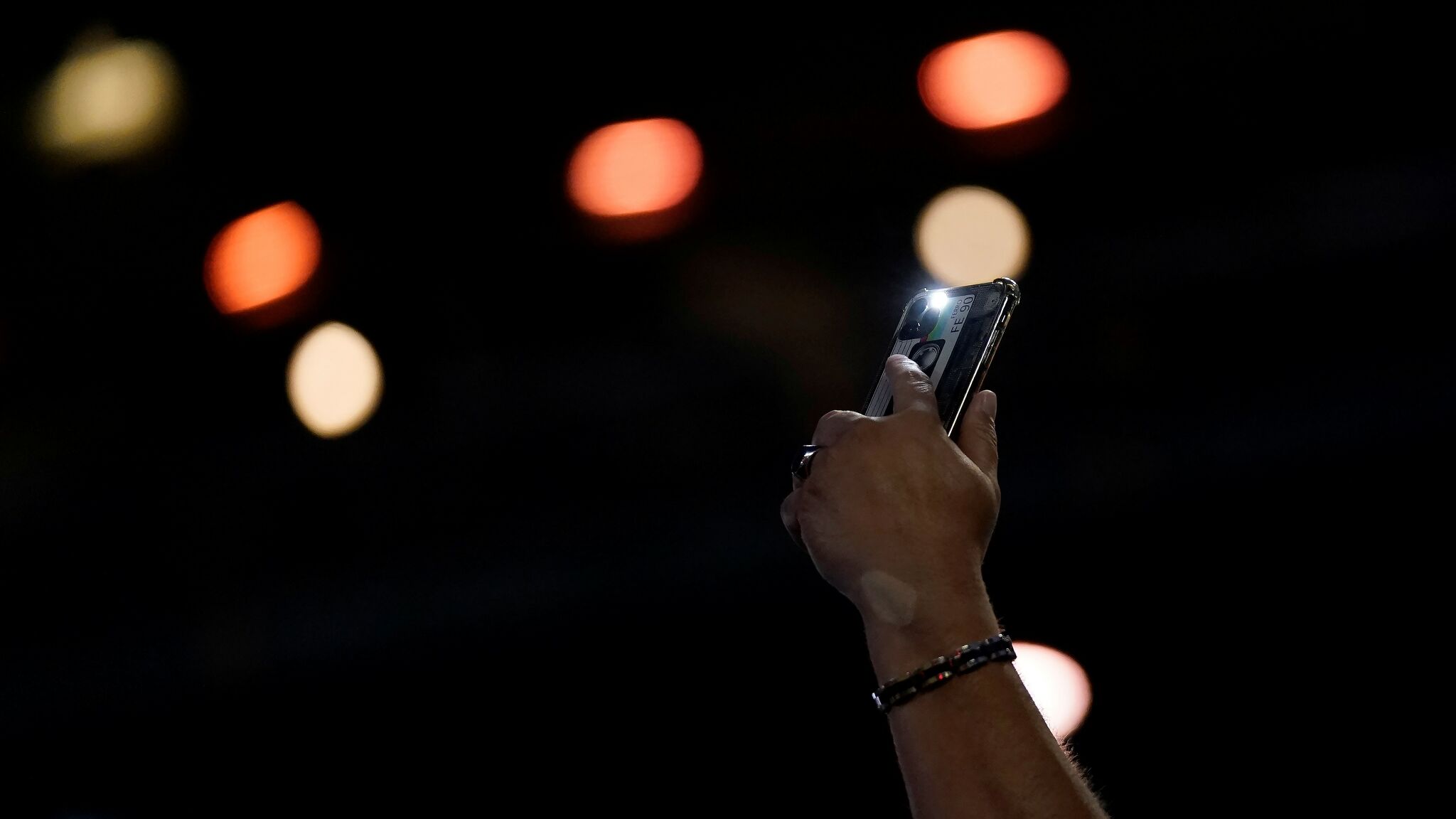 Lights go down in Oracle Park: Giants-Padres game delayed 40 minutes