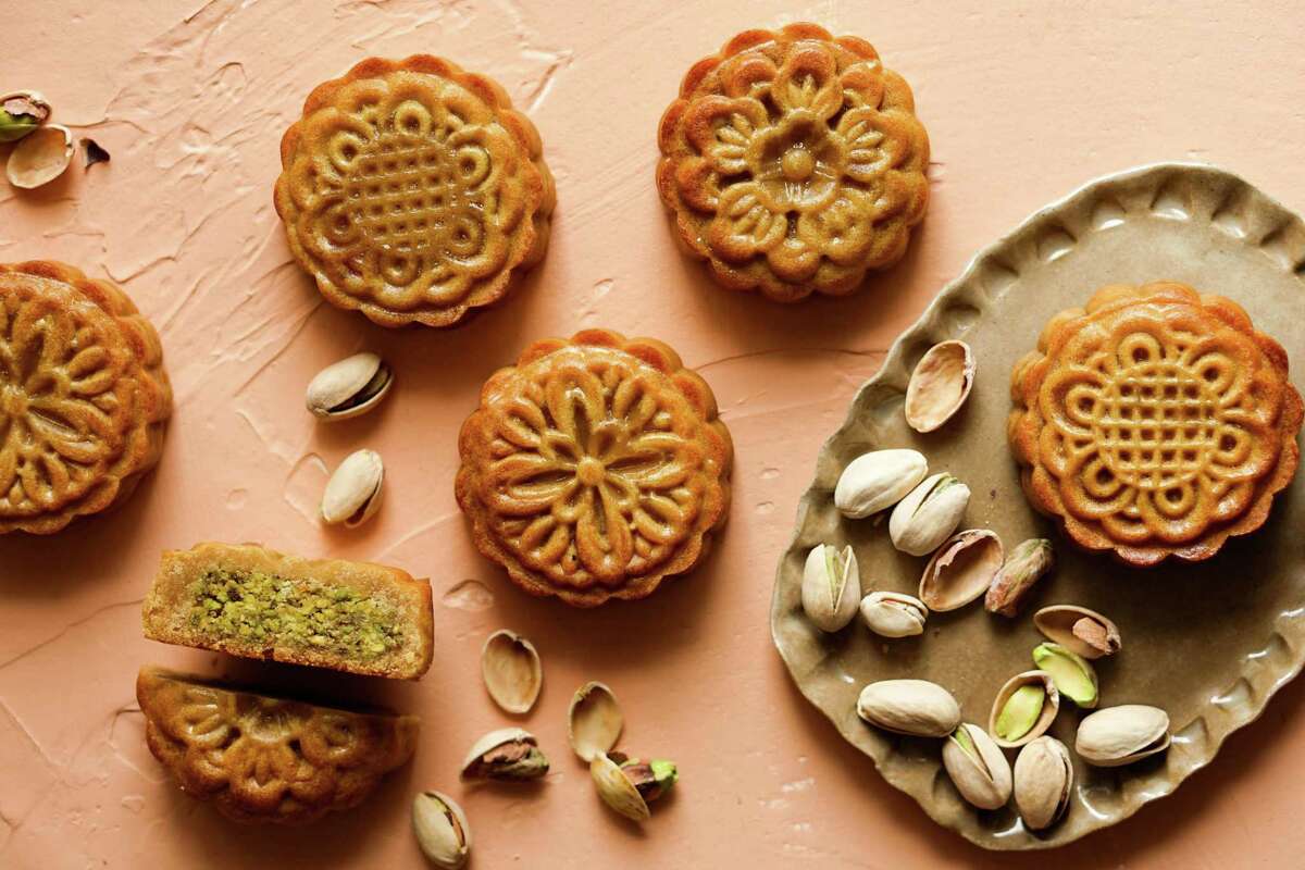 蜂蜜开心果月饼摘自Kristina Cho的食谱，“月饼和牛奶面包”(Harper Horizon)。