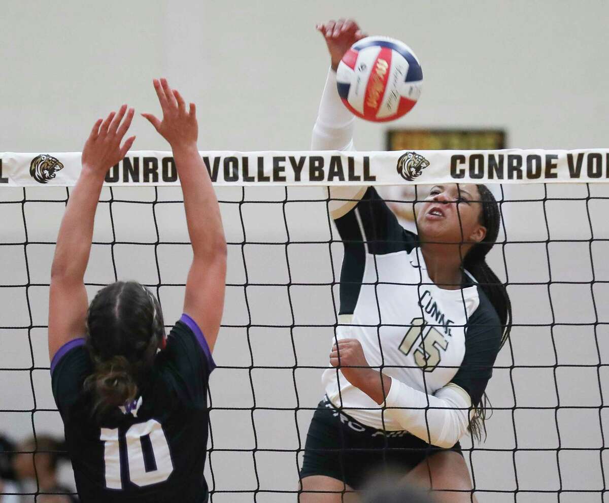 Conroe’s Ariana Brown (15) scores a point past Willis' Savannah Paske (10) during a District 13-6A high school volleyball match at Conroe High School, Tuesday, Aug. 30, 2022, in Conroe.