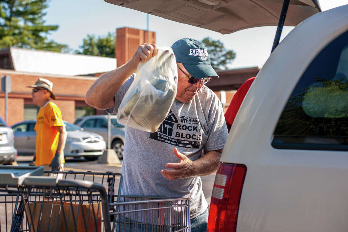 PHOTOS Passing on food at Midland mobile food pantry