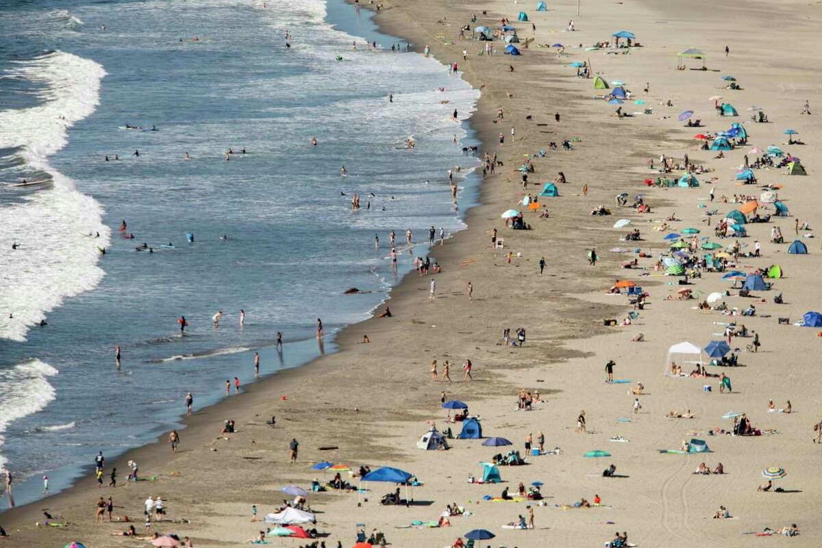 Menschenmassen versammeln sich, um das warme Wetter und die Meereswellen im Jahr 2020 am Stinson Beach zu genießen. Eine Hitzewelle wird voraussichtlich die Bay Area treffen.