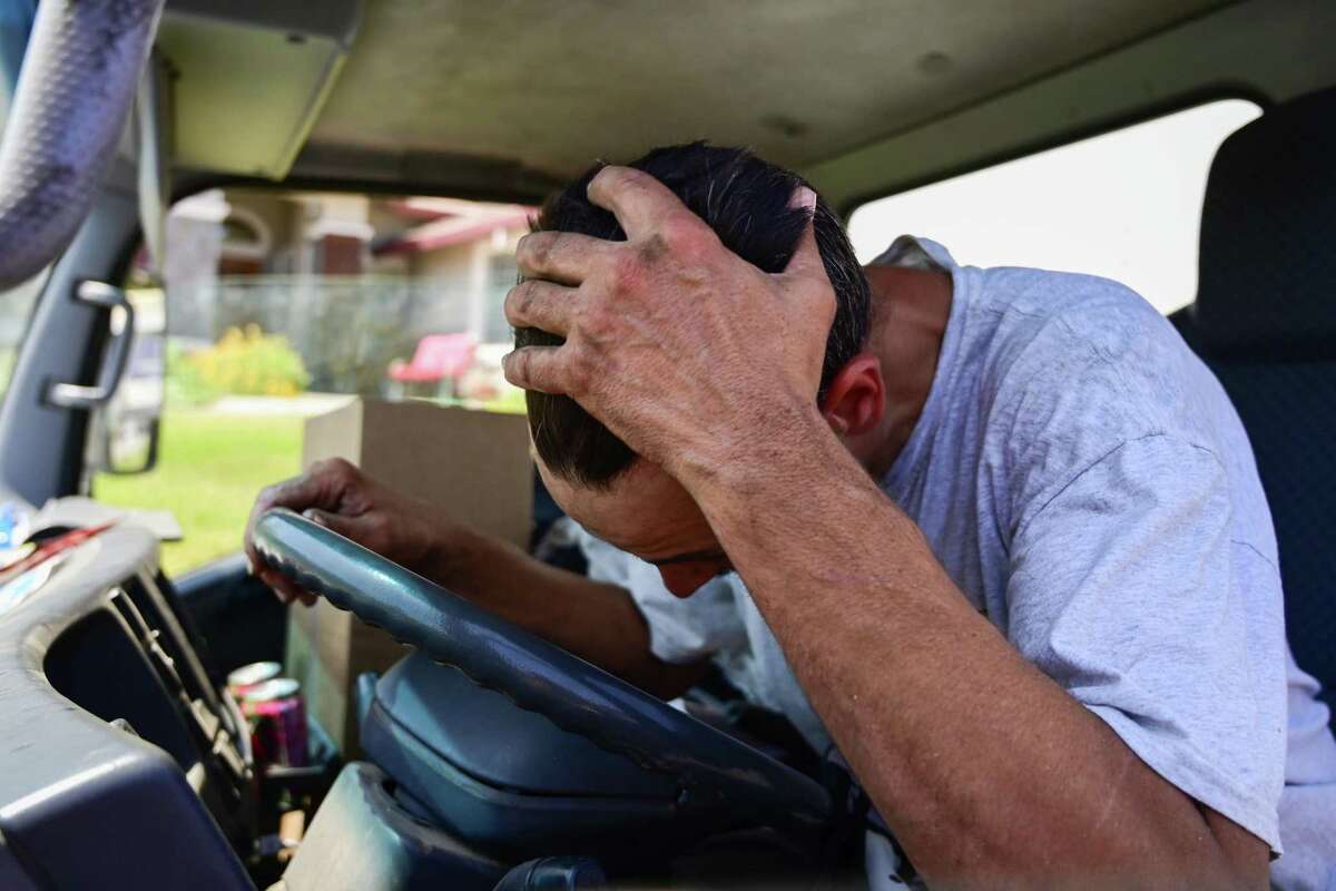 Evan Thompson, ein Installateur mit A 100% Guarantee Heating & AC, richtet am Dienstag, den 16. August 2022 in Vacaville, Kalifornien, sein Gesicht auf die Lüfter im Inneren des Lastwagens, um sich abzukühlen. Eine Hitzewelle sollte eine Explosion bringen heißes Wetter und dreistellige Temperaturen in Teilen der Bay Area. (Samantha Laurey/Special zu SF Chronicle)