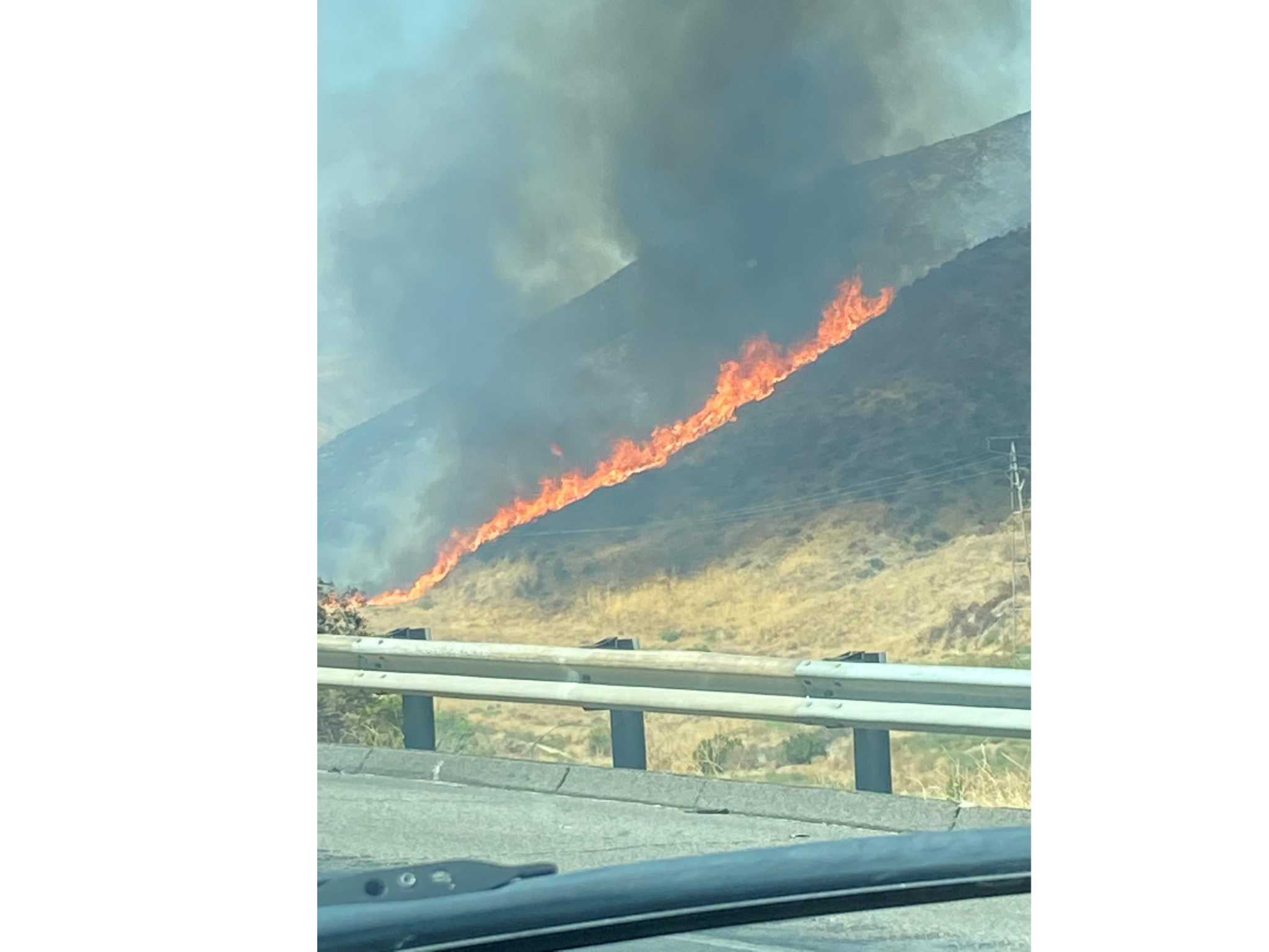 I-5 closed in both directions due to fast-growing Route Fire, two firefighters injured - Vimarsana News
