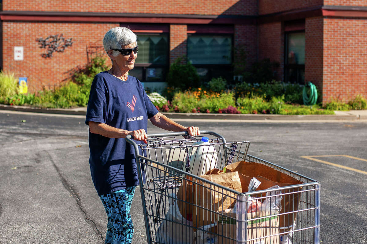 PHOTOS Passing on food at Midland mobile food pantry