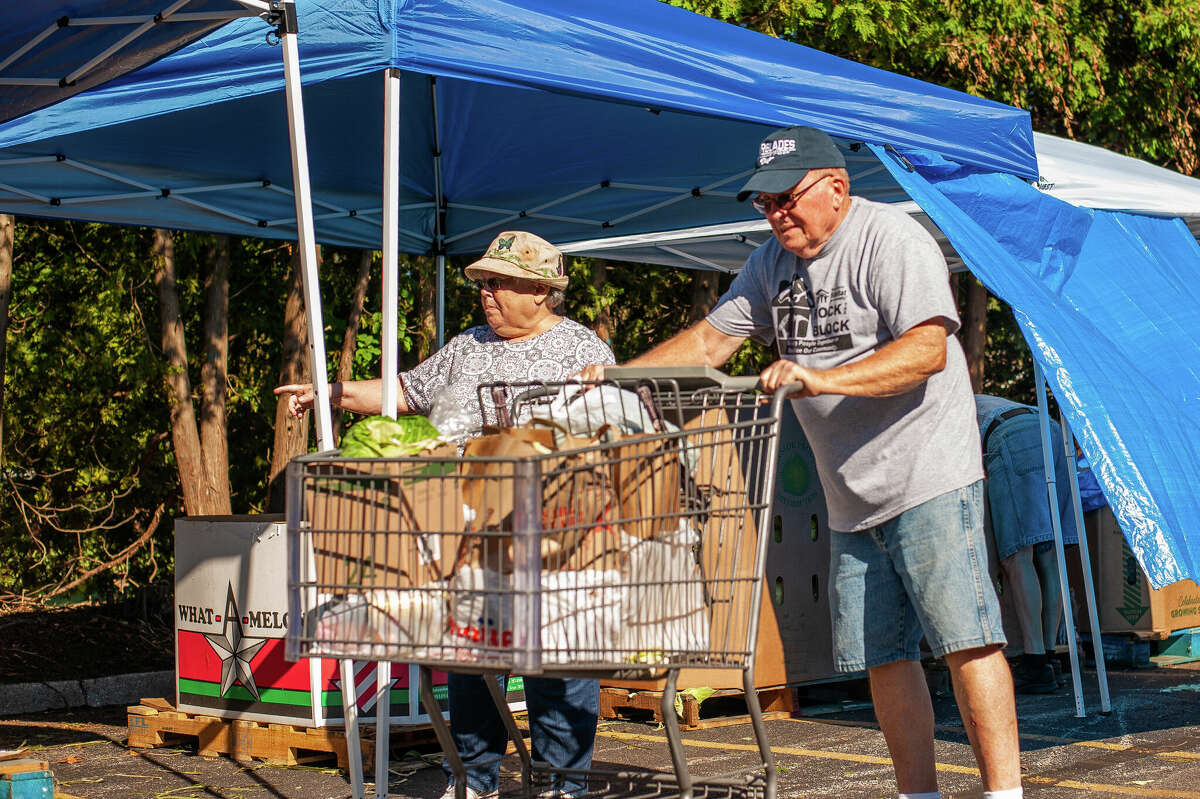 PHOTOS Passing on food at Midland mobile food pantry