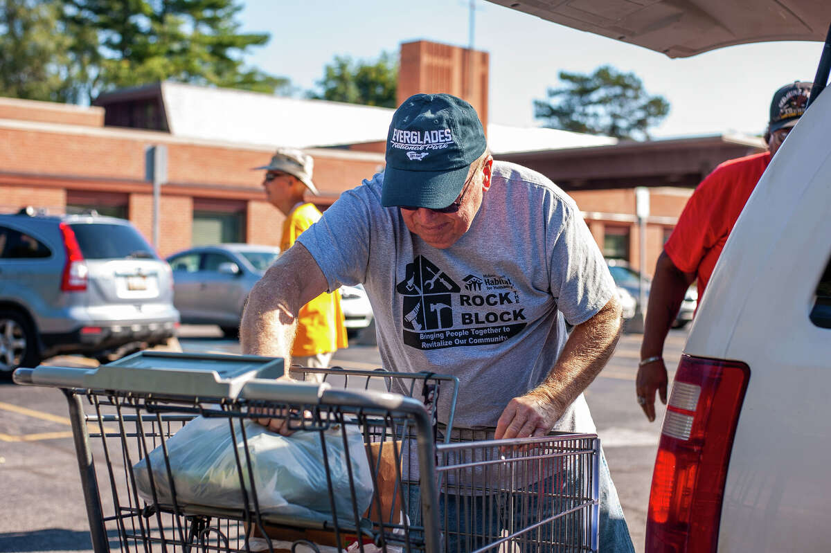 PHOTOS Passing on food at Midland mobile food pantry