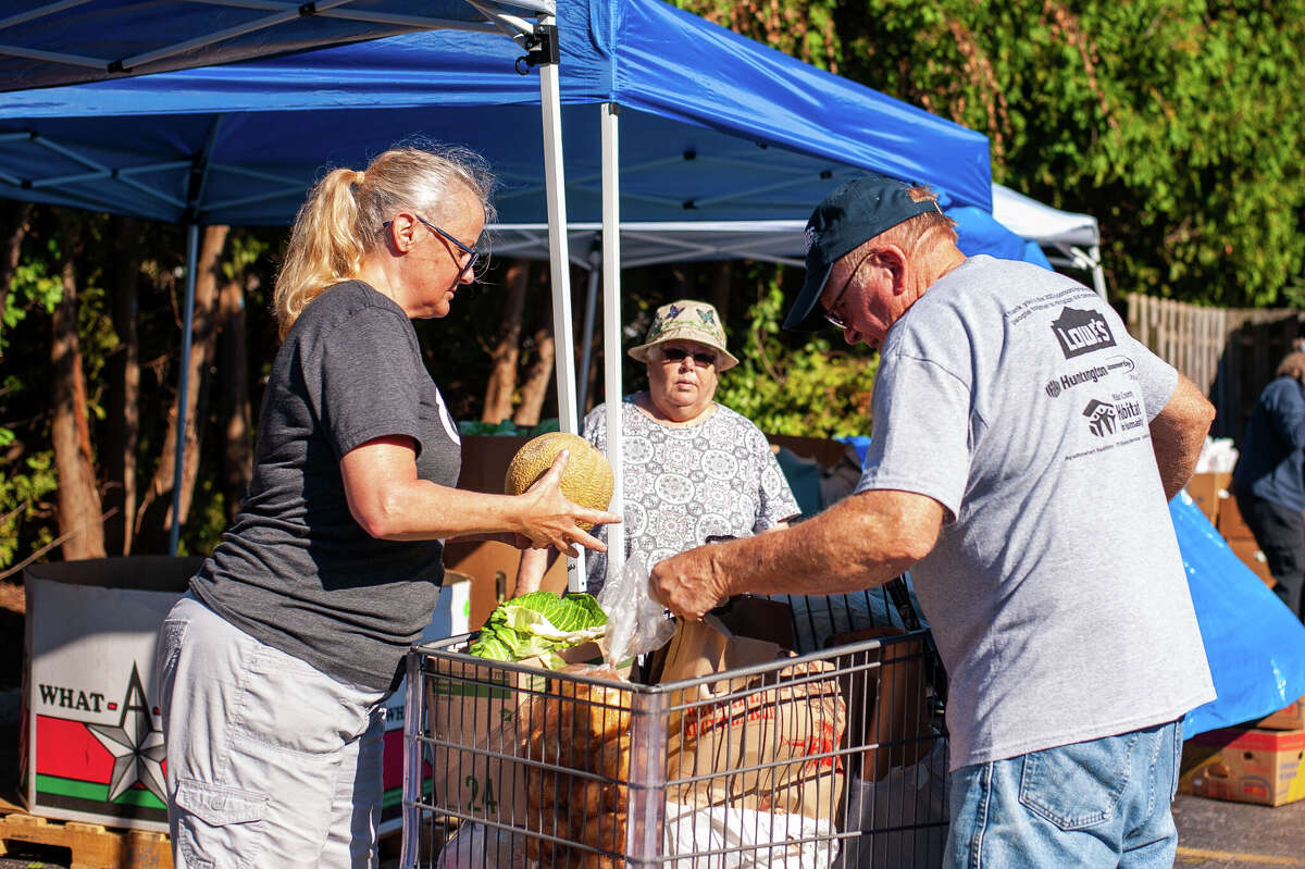 PHOTOS Passing on food at Midland mobile food pantry