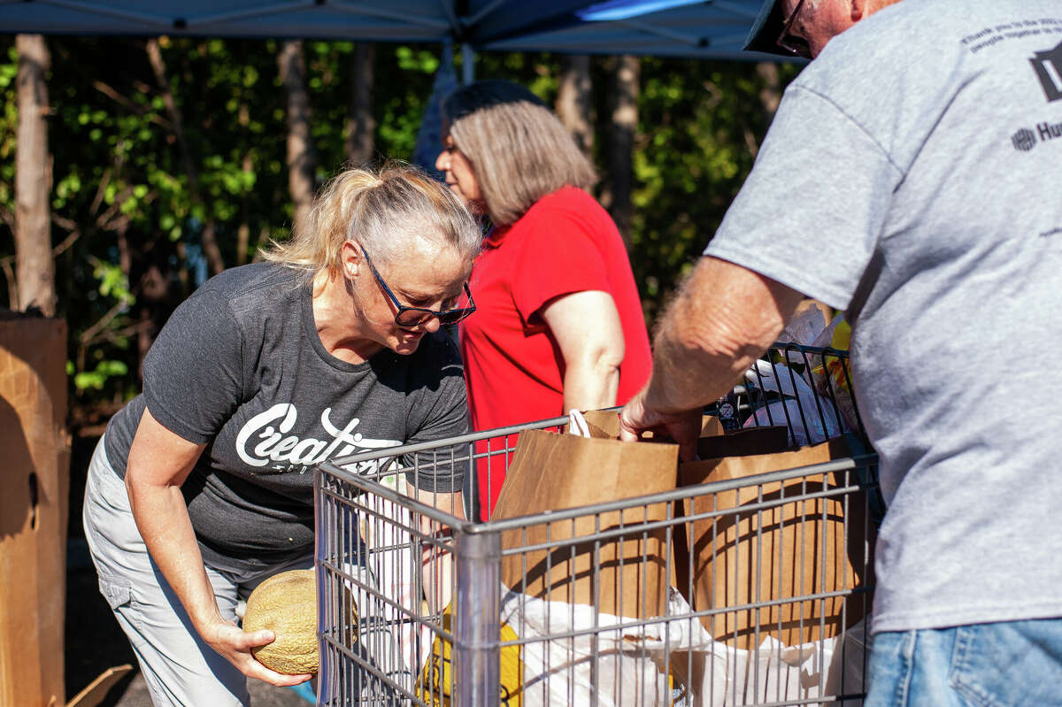 PHOTOS Passing on food at Midland mobile food pantry