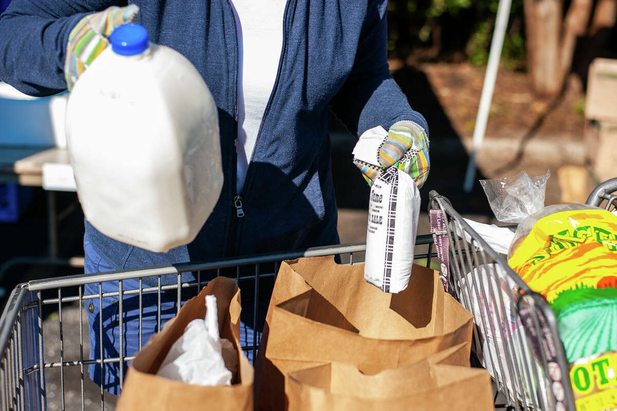 PHOTOS Passing on food at Midland mobile food pantry